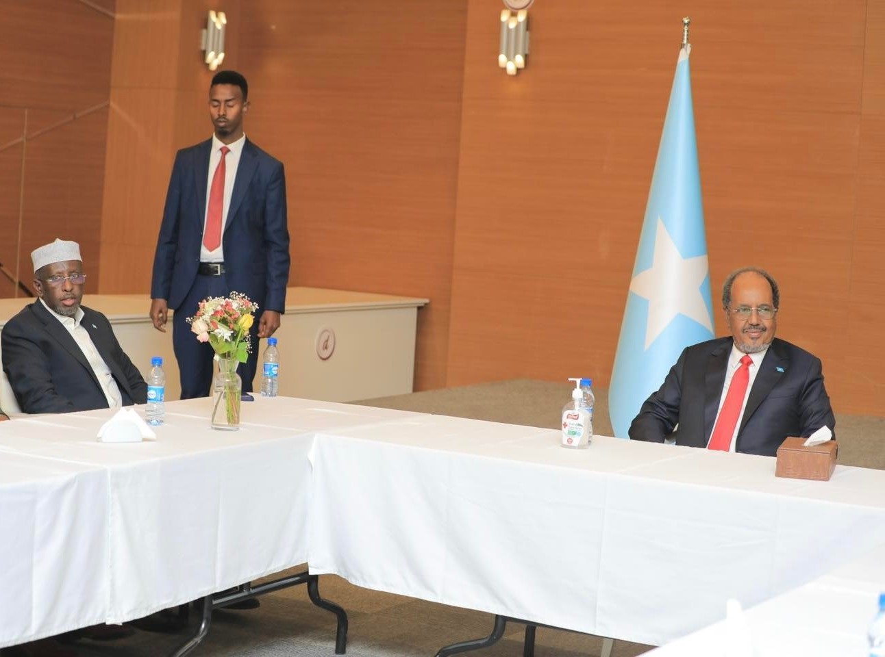 Sawir hore Shariif Sh eekh Axmed iyo Madaxweyne Xasan Sheekh.jpg